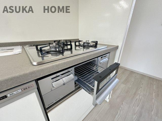 杉田5丁目　中古戸建の洋室|6帖のお部屋は外からの明るさを取り込む気持ちの良い空間になってます。