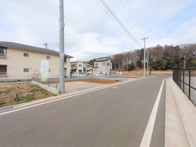 仲介手数料無料　GRAFARE 所沢市北秋津4期 全2棟　の前面道路含む現地写真