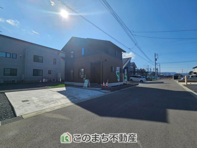 那須塩原市下永田　B棟の駐車場|2台並列駐車が可能です。
洗車も出来る余裕のあるスペースには、もちろん自転車の駐輪も可能！
夏にはビニールプールを広げて、お子様と楽しむのも良いですね♪