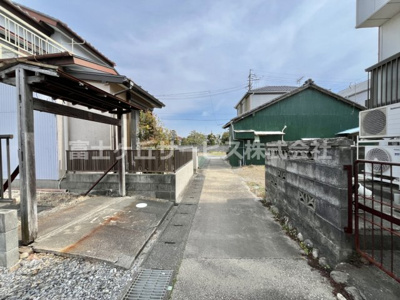 【前面道路含む現地写真】 | 磐田市見付　中古住宅 | 前面道路及び周辺環境