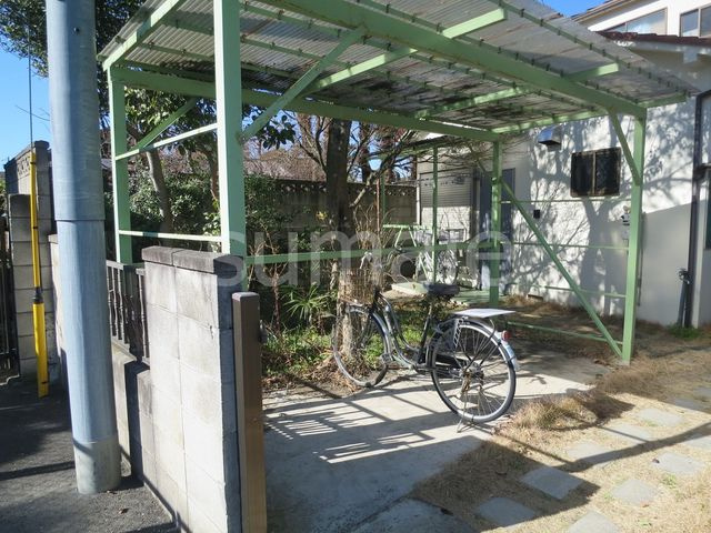 第三アサヒハイツのその他共用部分|屋根付き駐輪場。