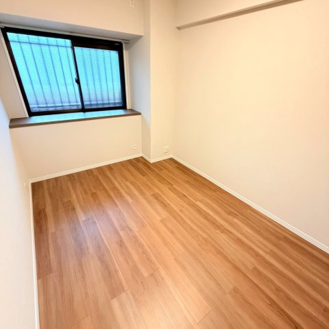 ☆選べる家具プレゼント☆サントノーレ石手の洋室|全居室フローリングでお掃除も楽々。明るい光が入る居室は、お気に入りのベッドリネンで整えれば、自分だけの落ち着く寝室に。十分な収納スペースのおかげで、お部屋を広く使いながらゆったりと眠りにつけそう。