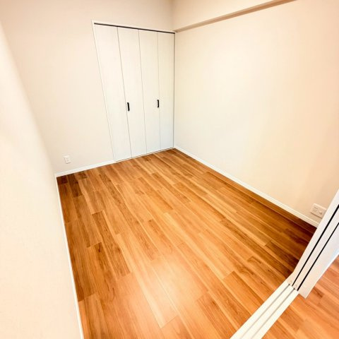 ☆選べる家具プレゼント☆サントノーレ石手の洋室|収納を完備した使い勝手の良い洋室。ワークスペースや趣味のお部屋としても最適で、スッキリとした空間を維持できるので、集中したい時もリラックスしたい時も、自分らしいスタイルで心地よく過ごせそう。