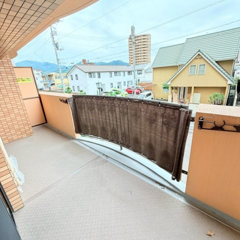 ☆選べる家具プレゼント☆サントノーレ石手のバルコニー|南向きのバルコニーは、洗濯物を干すたびに太陽の恵みを感じられる場所。広めのスペースで、ちょっとしたグリーンを育てたり、心地よい風を感じながら深呼吸をしたり、日常に小さな潤いを見つけられそう。