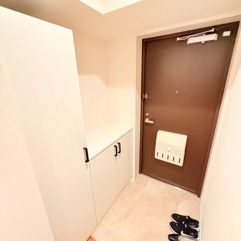 ☆選べる家具プレゼント☆サントノーレ石手の玄関|オートロック完備のエントランスから続く、安心の玄関アプローチ。お家へ帰るたびにホッとできる清潔感ある空間が広がり、お気に入りのインテリアを飾って、お客様を笑顔でお迎えするのが楽しみになりそう。