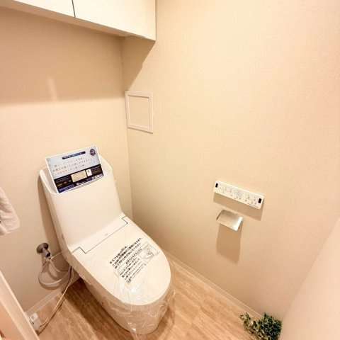 ☆選べる家具プレゼント☆サントノーレ石手のトイレ|2026年5月に新品へ交換済みのトイレは、毎日を気持ちよくスタートさせる清潔な空間。お手入れのしやすい最新設備のおかげで、家事の時間を短縮しながら、いつでも清々しい心地よさをキープできそう。