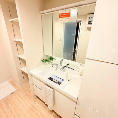 ☆選べる家具プレゼント☆サントノーレ石手の独立洗面台|ゆとりある洗面スペースは、忙しい朝の身支度をスムーズにサポート。脱衣所としての使い勝手も良く、一新された内装に囲まれて、お気に入りのタオルや香りを楽しみながら、自分磨きの時間をゆったり楽しめそう。