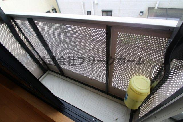 小金井市東町３丁目のアパートのバルコニー