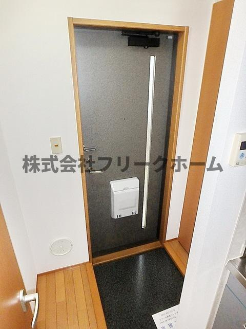 小金井市東町３丁目のアパートの玄関
