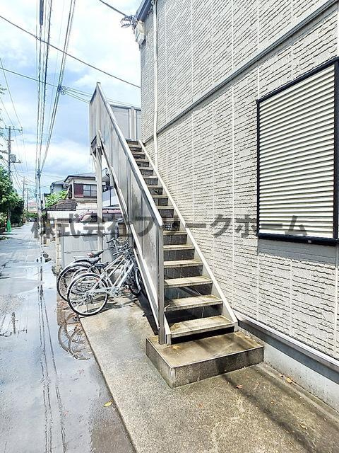 小金井市東町３丁目のアパートのエントランス