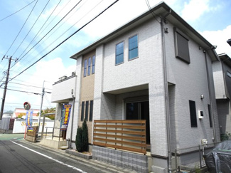 【外観】 | 中古　京王相模原線　JR横浜線　JR相模線　橋本駅　二本松 | 土地　120.16㎡　建物　96.05㎡　4LDK
現地の周りは、閑静な住宅地になり車の通りも少ない住宅地です。小さなお子様がいるご家族にも安心です。