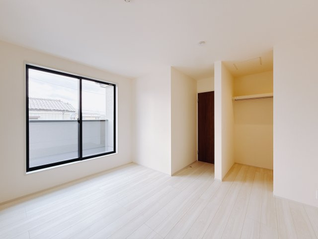【新築戸建】第1本庄栄の寝室|■主寝室｜お洒落なアクセントカラーが入っているので、シックな雰囲気になっております。落ち着いた雰囲気で夜はよく眠れそうですね