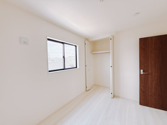 【新築戸建】第1本庄栄の洋室|■2階洋室｜お子様の一人部屋にピッタリな洋室。木のぬくもりを感じるフローリングは、天然木の味わいが時とともに深みを増していきます。また、傷にも強く、フリーワックスでお手入れもラクラクです♪
