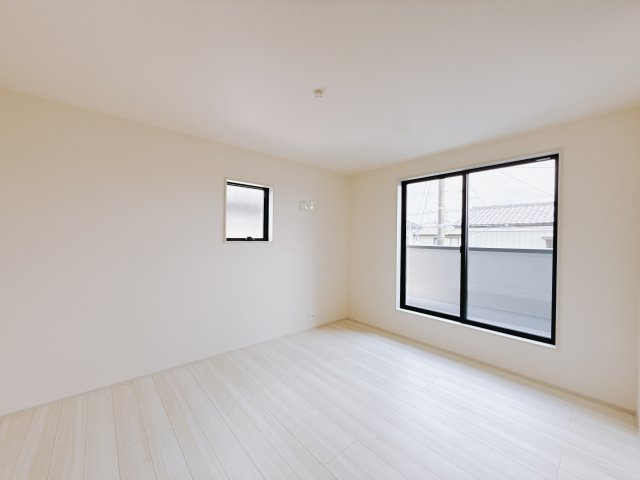 【新築戸建】第1本庄栄の洋室|■2階洋室｜ナチュラルカラーの床です。模様替えなどとても楽しく工夫できます♪陽当たり、風通しもとても良いので毎日快適な生活スタートです！子供部屋にも良いですね♪