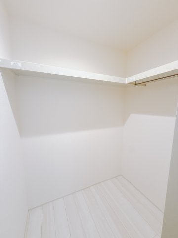 【新築戸建】第1本庄栄の収納|■WIC｜主寝室には夢のウォークインがございます♪お洋服やバッグだけでなく、増えていくお洋服やご家族での思い出の品もしっかりと収納します( ＾＾ )