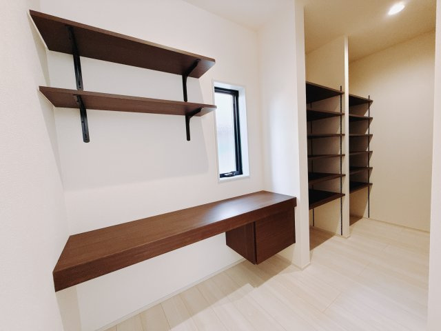 【新築戸建】第1本庄栄の収納|■パントリー｜キッチンの裏にはパントリーをご用意しております♪大型収納なので、収納に困ってしまうなんてこともありません♪