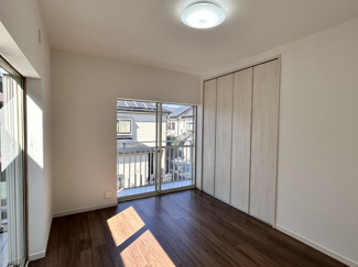 【洋室】 | 海老名市上今泉3丁目 中古戸建て | 2面採光：バルコニーに面した洋室6帖（2階）