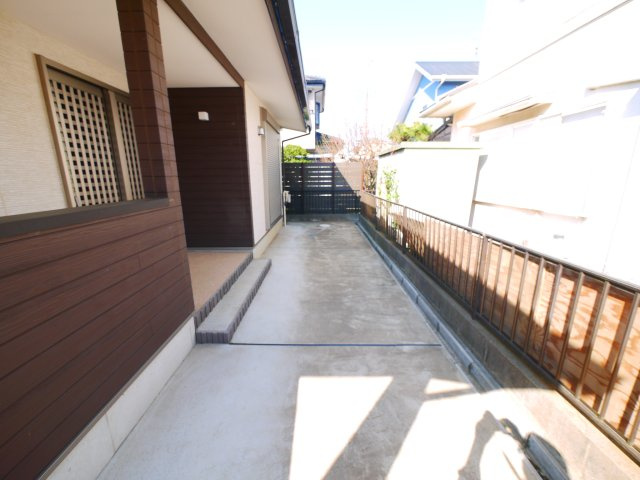 八街市榎戸　中古戸建の玄関|令和4年12月築 4LDK 駐車2台可能  リビング約24.5帖 複層ガラス 全室エアコン 浴室乾燥