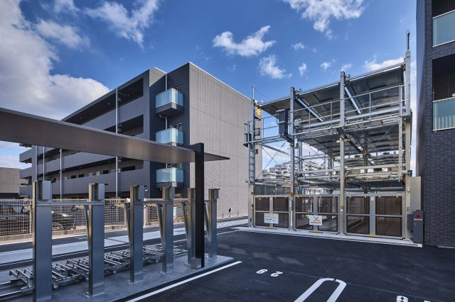 ピアッツァGATE八木の駐車場