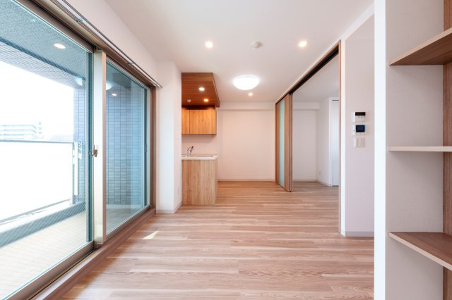 ピアッツァGATE八木の居間・リビング|日当たりのよい南向きのLDK10.4帖　新築の賃貸マンションです