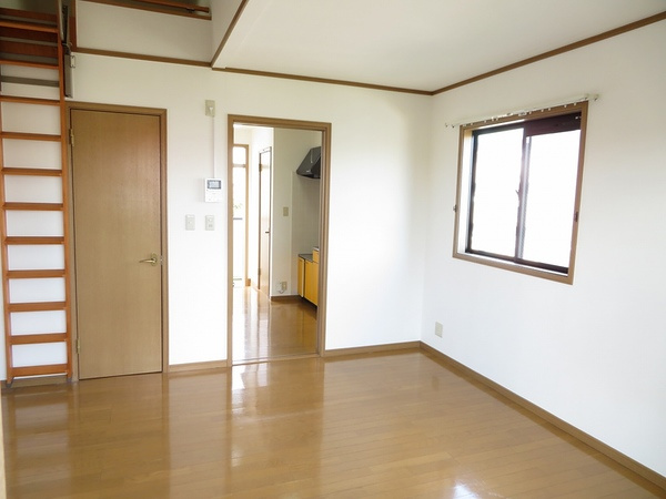 グレイス篠山の居間・リビング|※掲載写真は同物件別号室の参考写真です。実際のお部屋とは間取り・設備・内装等が異なる場合があり、現況を優先とします。