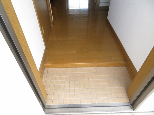 グレイス篠山の玄関|※掲載写真は同物件別号室の参考写真です。実際のお部屋とは間取り・設備・内装等が異なる場合があり、現況を優先とします。