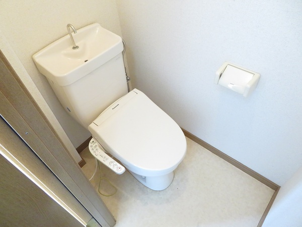 グレイス篠山のトイレ|※掲載写真は同物件別号室の参考写真です。実際のお部屋とは間取り・設備・内装等が異なる場合があり、現況を優先とします。