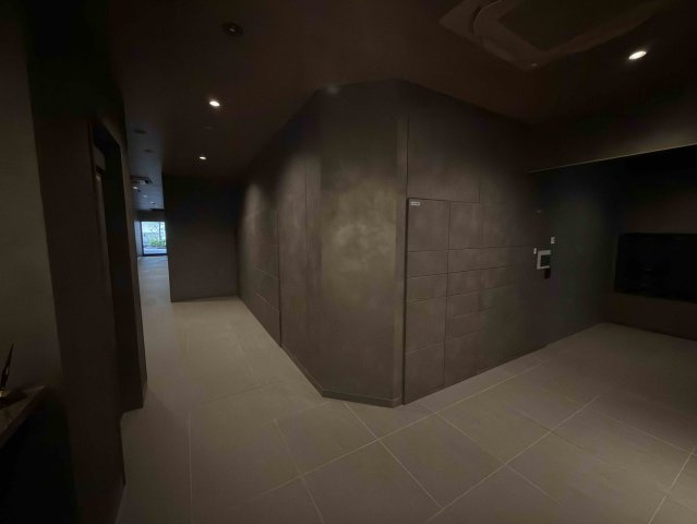 シティハウス横浜のその他共用部分|宅配BOXは壁面デザインと調和しています。