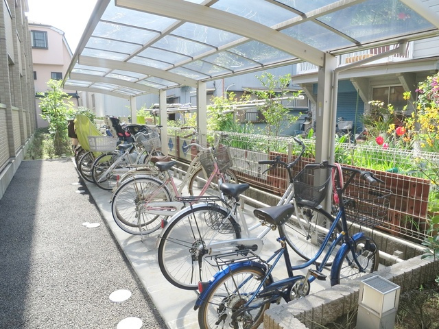 コンフォール瑞江Ⅲのその他共用部分|屋根付きの駐輪場です♪