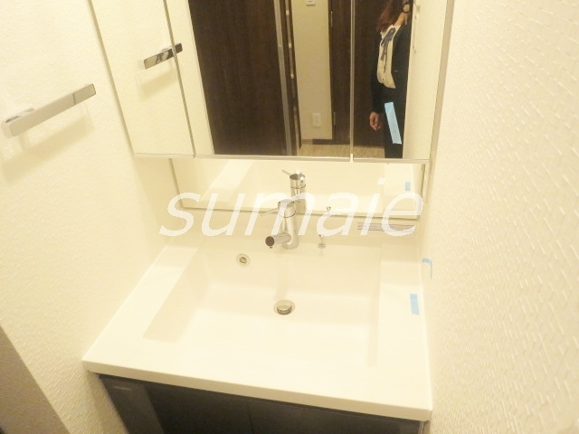 ＤＩＰＳ十条仲原ＥＡＳＴの洗面所|3面鏡収納付きの洗面台です！