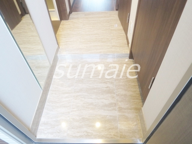 ＤＩＰＳ十条仲原ＥＡＳＴの玄関|姿見付きタイル張りの玄関です！