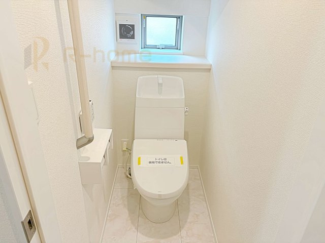 稲敷郡阿見町うずら野2丁目　新築戸建て　A号棟のトイレ|温水洗浄便座付きのトイレ。
トイレが２ヵ所設置で朝の忙しい時間でも安心です。