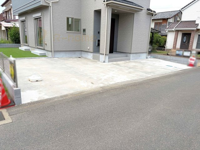 稲敷郡阿見町うずら野2丁目　新築戸建て　A号棟の駐車場|カースペースは3台完備。ゲスト用のスペースも確保できますね♪
