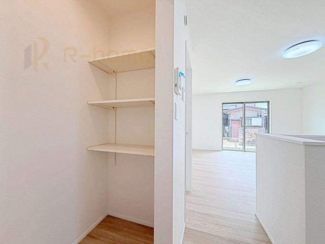 稲敷郡阿見町うずら野2丁目　新築戸建て　A号棟の収納|キッチンにはパントリーを設置！キッチン回りの整理整頓の悩みも解決♪