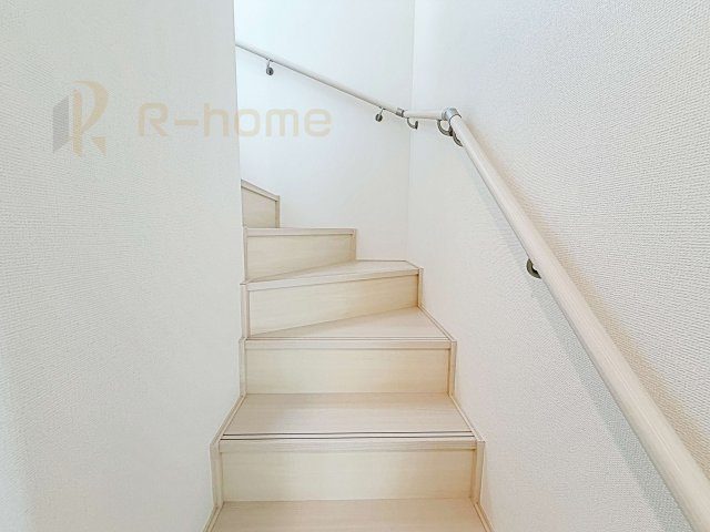 稲敷郡阿見町うずら野2丁目　新築戸建て　A号棟の内装|手すりのついた階段！小さなお子様の利用も一安心です♪