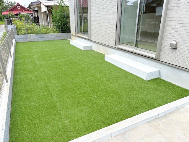 稲敷郡阿見町うずら野2丁目　新築戸建て　A号棟の庭|お家時間を満喫できるお庭！人工芝でお手入れラクラク♪