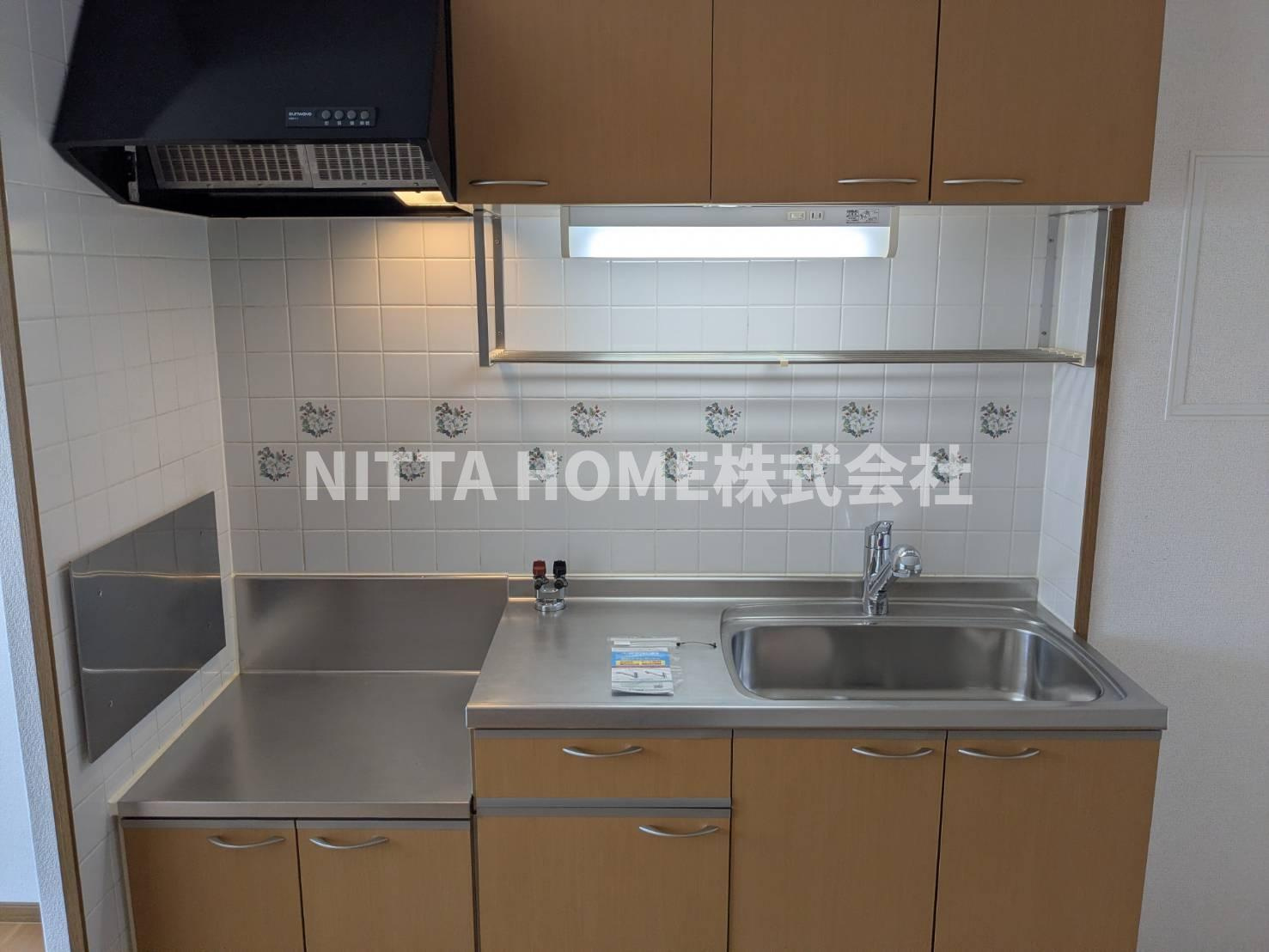 丹波市柏原町柏原のアパートのキッチン|リビングルームを広く使えるオープンタイプです☆彡