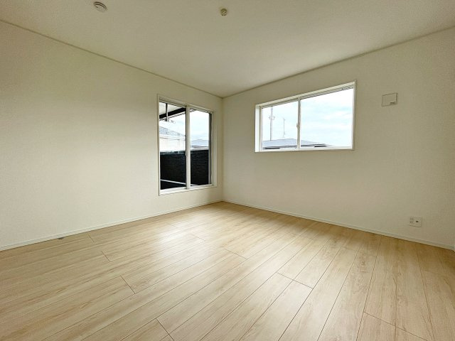 新築戸建・新築建売　郡山市安積町笹川第7　永盛小・安積中の洋室|6帖の洋室はバルコニーに面しており南側の窓から太陽の日差しが入る明るいお部屋です！