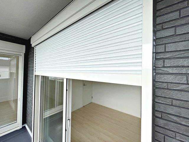 新築戸建・新築建売　郡山市安積町笹川第7　永盛小・安積中の玄関|大容量のシューズボックスがあり収納豊富な玄関スペース。玄関ドアから日差しが入り明るいです！
