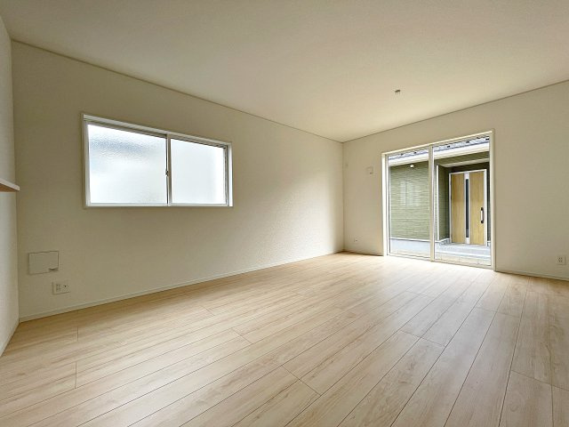 新築戸建・新築建売　郡山市安積町笹川第7　永盛小・安積中の居間・リビング|16帖のLDKは南側の掃き出し窓から太陽の日差しが入り明るく気落ちの良い空間です！