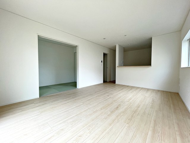 新築戸建・新築建売　郡山市安積町笹川第7　永盛小・安積中の居間・リビング|キッチンの前にダイニングテーブルを設置すれば、お料理の配膳もスムーズです！