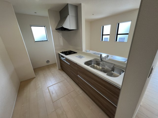 あきる野市伊奈　新築戸建全15棟のキッチン|キッチンスペースは家族並んで料理してもゆとりのある広さです。