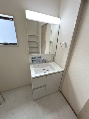 あきる野市伊奈　新築戸建全15棟の洗面所|身だしなみを整えやすく、収納たっぷりの三面鏡付洗面化粧台☆