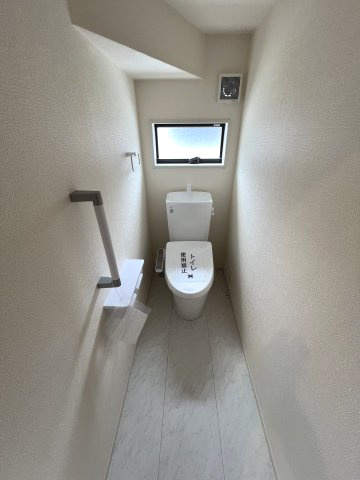 あきる野市伊奈　新築戸建全15棟のトイレ|1階温水シャワートイレ