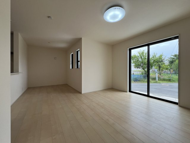 あきる野市伊奈　新築戸建全15棟の居間・リビング|自然とご家族が集まる南向きのリビング♪