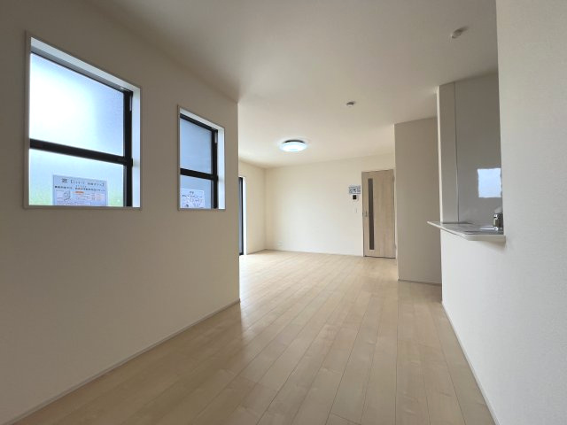 あきる野市伊奈　新築戸建全15棟の居間・リビング|ご家族みんながゆったりくつろげる広々リビング。お子様が元気にはしゃぐ姿が目に浮かびます。