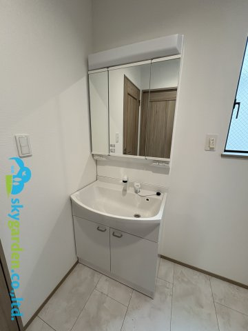 藤沢市大庭5221番　新築戸建　全3棟 B号棟の独立洗面台|独立洗面台あり、毎朝おしゃれに忙しい女性の方におすすめです