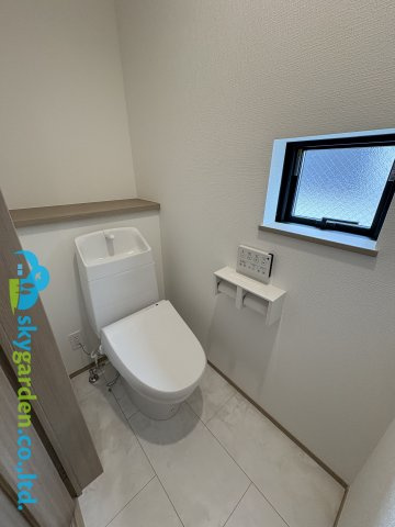 藤沢市大庭5221番　新築戸建　全3棟 B号棟のトイレ|落ち着いた色調のトイレです