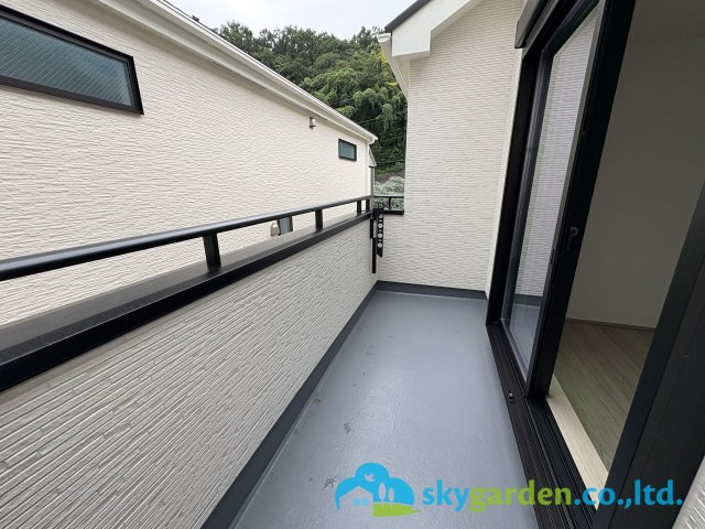 藤沢市大庭5221番　新築戸建　全3棟 B号棟のバルコニー|暖かな日差しのふりそそぐバルコニー