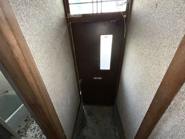 灘区城の下通アパートの玄関